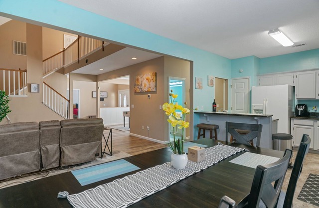Spacious 4 Bedrooms with PRIVATE POOL & enclosed PATIO between Downtown & Tybee