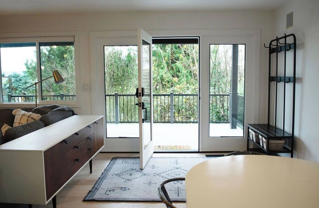 Spacious 4 bed, 2 bath house in N.E. Seattle with available for the holidays!