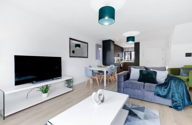 Spacious 4 Bedroom House -01 with Parking in Farnham Royal Slough