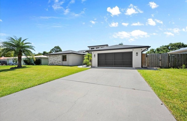 Spacious 4-bedroom house with WiFi, AC in enjoyable Port St. Lucie