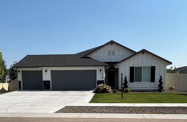 Spacious 4 bedroom 2 bath home in Nampa sleeps 10