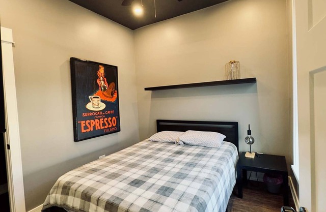 Spacious 4-bedroom apartment with WiFi, AC in beautiful Chicago