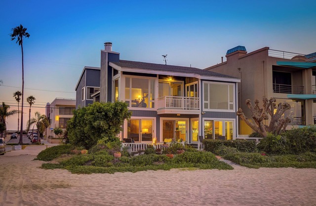 Spacious 4-bedroom BEACH house ON THE SAND on gorgeous Long Beach Peninsula