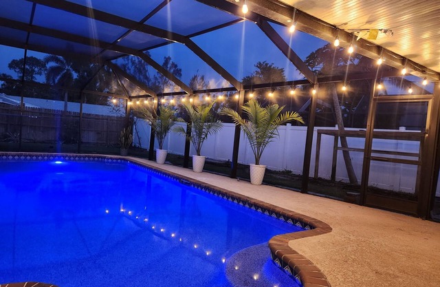 Spacious 4 bedroom Fort Myers house , Pool, great for Families, Sports or Golf!