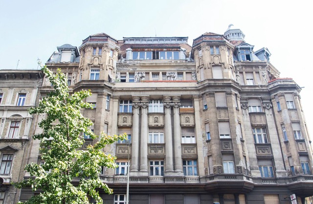 Spacious 4-Bedroom Flat in City Center