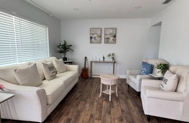 Spacious 4-bedroom house in charming Clearwater, with large sunroom