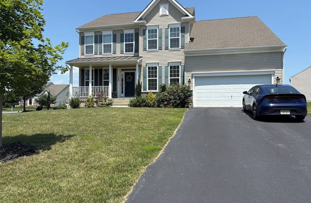 Spacious 4-bedroom house with backyard oasis