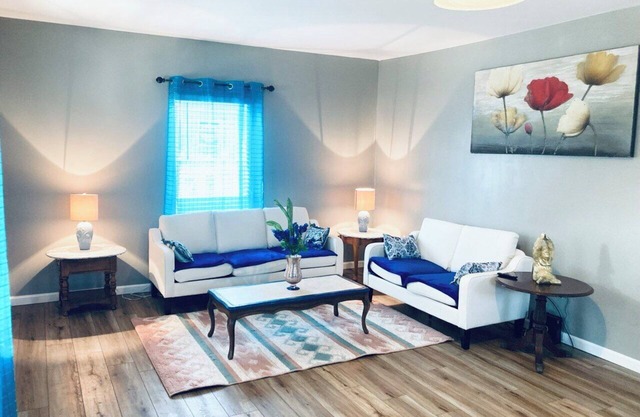 Spacious 4-bedroom house with WiFi, AC in charming Columbus