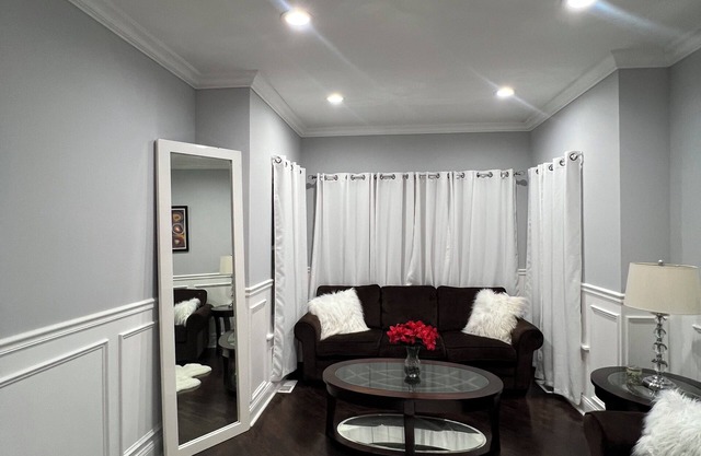 Spacious 4-bedroom house in superb Chicago with WiFi, AC