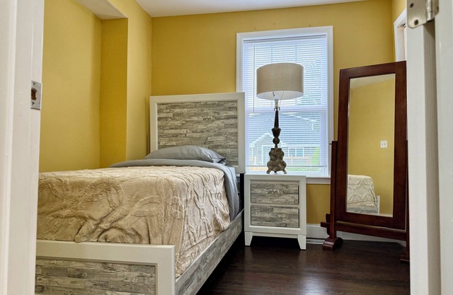 Spacious 4-bedroom house in welcoming Hammond . 10 minutes of horseshoe Casino.