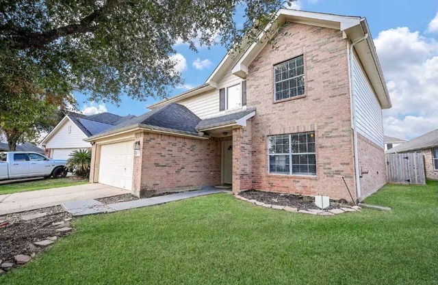Spacious 4-bedroom house in charming Tomball with lots of space, and fast WiFi