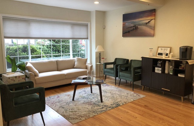 Spacious 4 Bedroom House with Parking, near local hospitals and stadiums