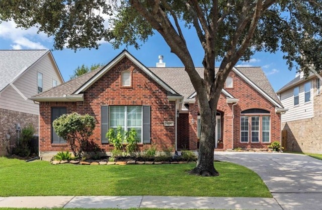 Spacious 4-bedroom house in serene Spring with AC, WiFi