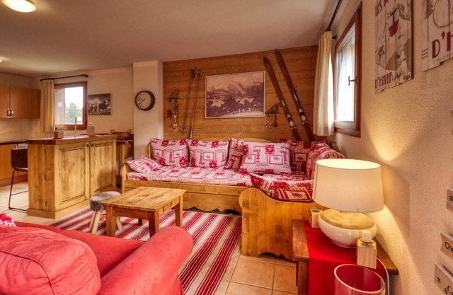 Spacious 4-Bedroom Mountain Apartment, Ski-In/Ski-Out, Sleeps 10