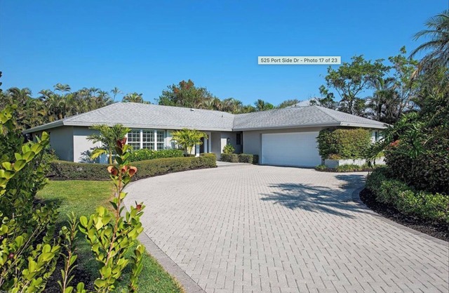 Spacious 4-bedroom pool house in Moorings neighborhood of Naples