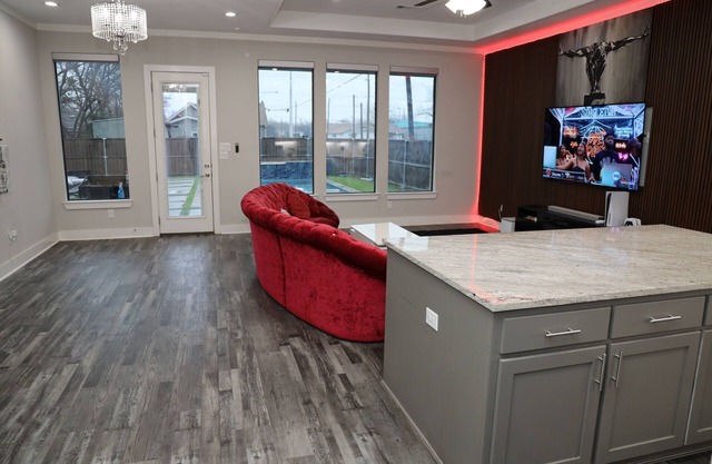 Spacious 4-bedroom Private Pool Villa Close to Downtown Dallas