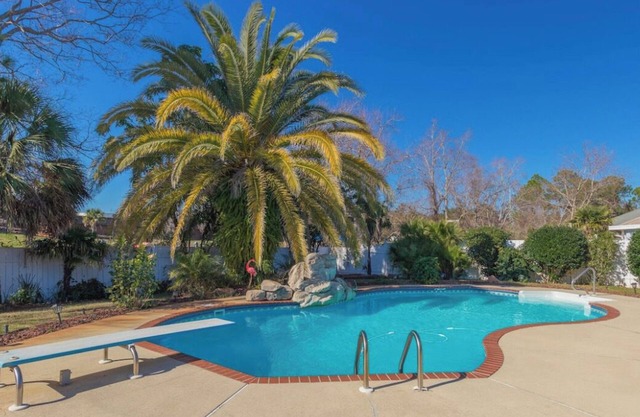 Spacious 4-bedroom house with Heated Pool in Gulf Breeze