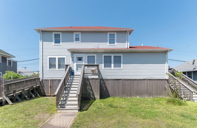Spacious 4-bedroom, 3 bath house in Ocean Beach with WiFi, AC