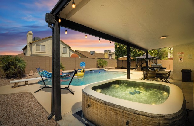 Spacious 4 BR -SaltwaterHotTub -Pool -Sleeps 11