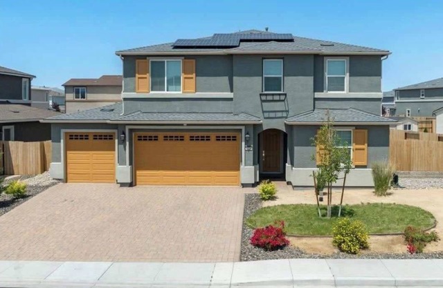 Spacious 4-Car Garage Sleeps 23