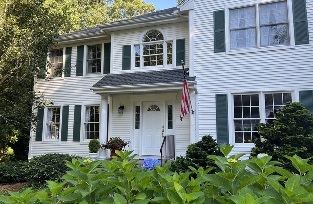 Spacious 4BD family home in Mystic - walk to downtown shops and restaurants