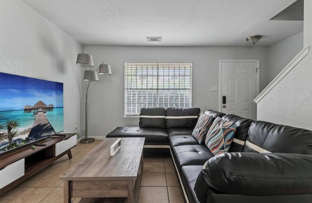 Spacious 4BR 2.5BATH Near IAH Airport