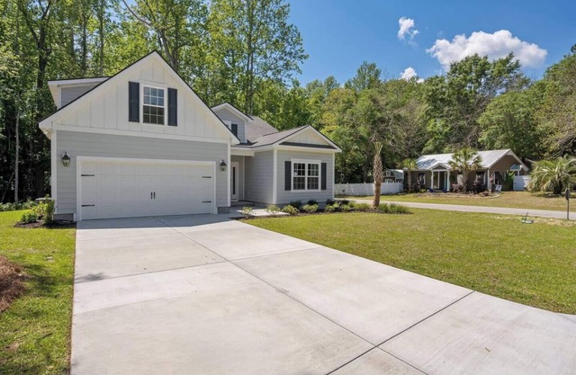 Spacious 4BR, 3BA Pawleys Island vacation rental near beaches and top-rated golf courses like Caledonia and True Blue—ideal for coastal getaways, golf trips, and family beach vacations.