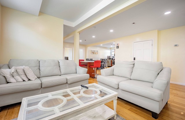 Spacious 4BR Escape –5 Mins to Subway, 15 Mins to JFK/LGA, 30 Mins to Manhattan!
