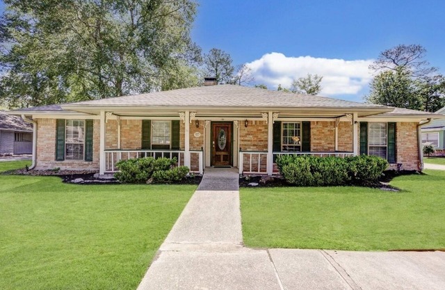 Spacious 4BR for Groups - 3 min to Woodlands Mall, Concerts & More!