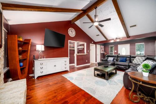 Spacious 4BR Getaway in Cypress with Style