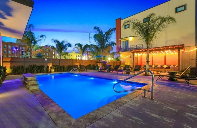 Spacious 4BR Home w/Pool & Parking !