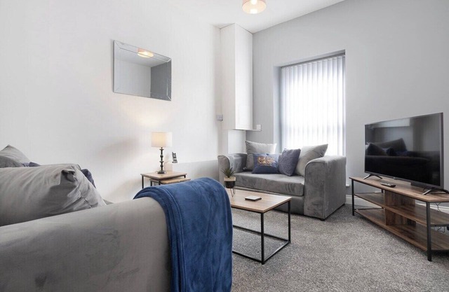 Spacious 5-Bed Flat in Stockton, Sleeps 9