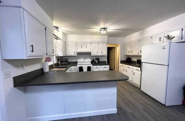 Spacious 5 bed/3 bath home with backyard