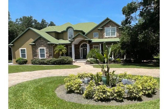 Spacious 5-bedroom house in charming New Smyrna Beach with WiFi, AC