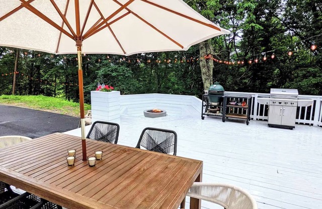Spacious 5-bedroom Cabin on 12 acres close to Wineries/Breweries/Hiking