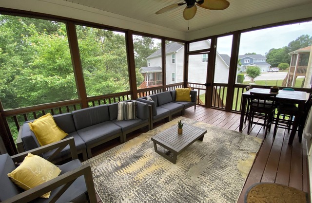 Spacious 5-bedroom house in charming Raleigh suburb in Fuquay-Varina wt WiFi, AC