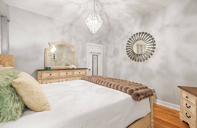 Spacious 5-bedroom/2-bathroom apartment in marvelous Chicago with AC, Wi-Fi