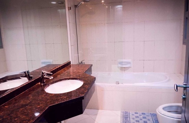 Spacious 5-bedroom apartment in lovely Abu Dhabi with AC, WiFi