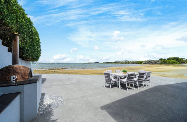 Spacious 5-bedroom villa with WiFi and AC in delightful Taren Point