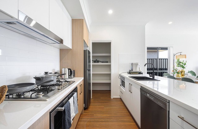 Spacious 5-bedroom building in brilliant Austral with AC