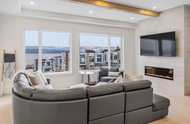 Spacious 5-bedroom Townhome with Rooftop Patio, Hot tub and Private Elevator