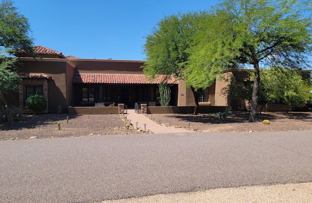 Spacious 5-bedroom house with AC, fitness room in charming Cave Creek