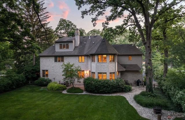 Spacious 5-bedroom house in nice Naperville with WiFi, fitness room