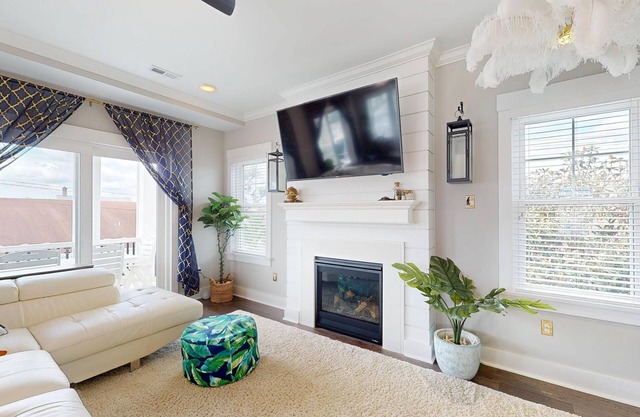 Spacious 5-bedroom house, elevator, multiple decks, linens, everything you need!