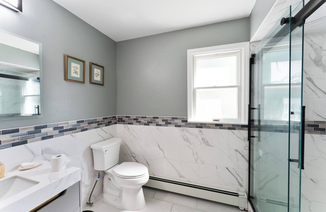 Spacious 5-bedroom house in delightful Bay Shore with AC