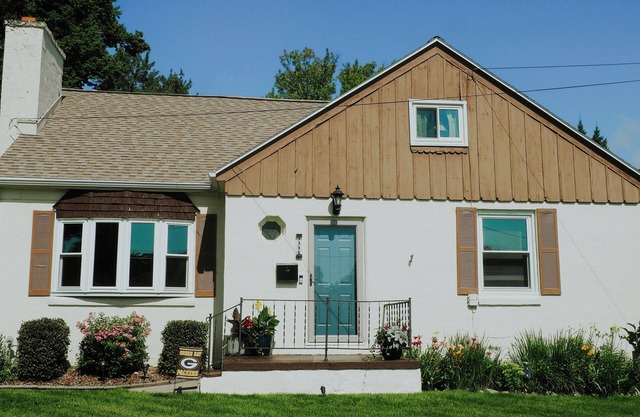 Spacious 5-bedroom house within walking distance of Lambeau Field.