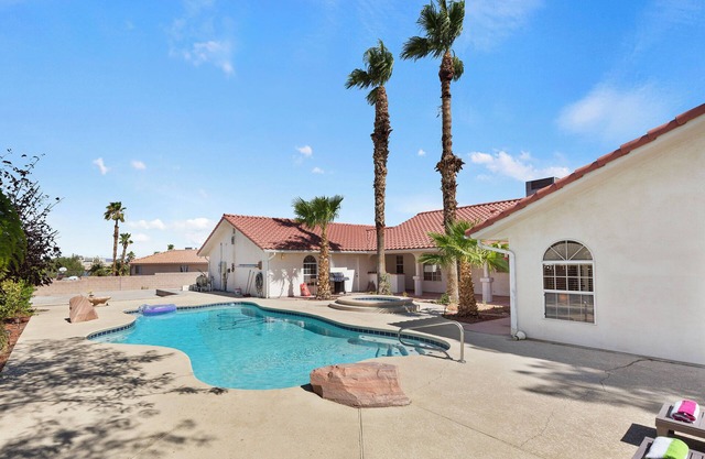 Spacious 5-bedroom house in brilliant Las Vegas with AC