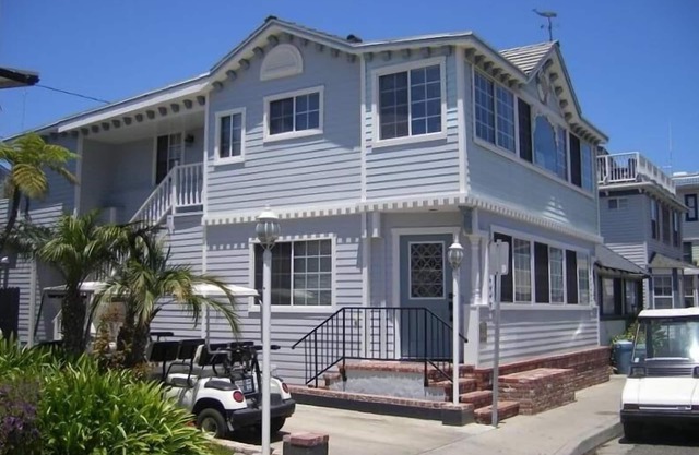 Spacious 5 bedroom home, 1 block from beach