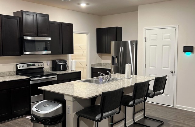 Spacious 5-bedroom house within minutes of the ATL Airport