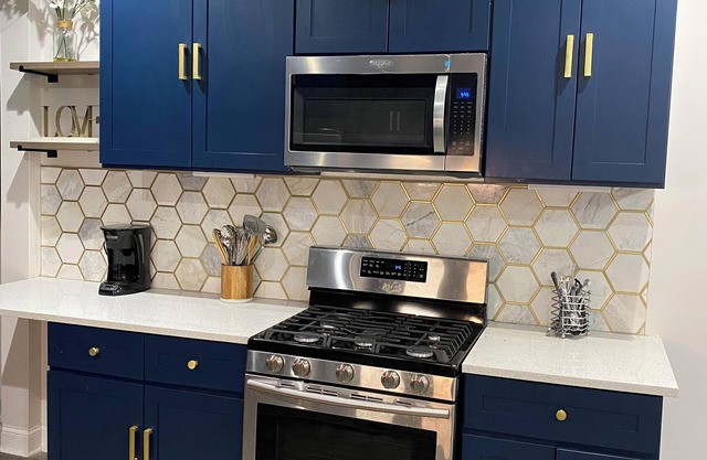 Spacious 5-bedroom house with AC, WiFi in amazing Chicago